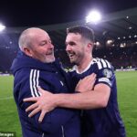 Steve Clarke a John McGinn sa objali, keď si Škótsko rezervovalo lístok na majstrovstvá sveta