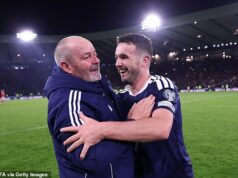 OPLATÍ SA POČKAŤ: Clarke oslavuje hrdinov ako Škótsko, ktoré získalo miesto na majstrovstvách sveta v neuveriteľnej noci v Hampden Parku Steve Clarke a John McGinn sa objali, keď si Škótsko rezervovalo lístok na majstrovstvá sveta