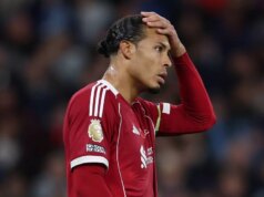 Obavy Virgila van Dijka vychádzajú na povrch, keď sa Arne Slotovi dozvie o probléme Liverpoolu, ktorý musí riešiť Virgil van Dijk z Liverpoolu počas zápasu Premier League medzi Manchestrom City a Liverpoolom na Etihad Stadium 9. novembra 2025 v Manchestri v Anglicku.