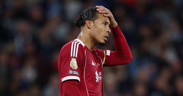 Obavy Virgila van Dijka vychádzajú na povrch, keď sa Arne Virgil van Dijk z Liverpoolu počas zápasu Premier League medzi Manchestrom City a Liverpoolom na Etihad Stadium 9. novembra 2025 v Manchestri v Anglicku.