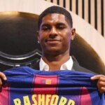 Marcus Rashford z FC Barcelona drží svoje tričko počas odhalenia novej posily Marcusa Rashforda po oznámení odchodu na hosťovanie z Manchestru United na celú sezónu.