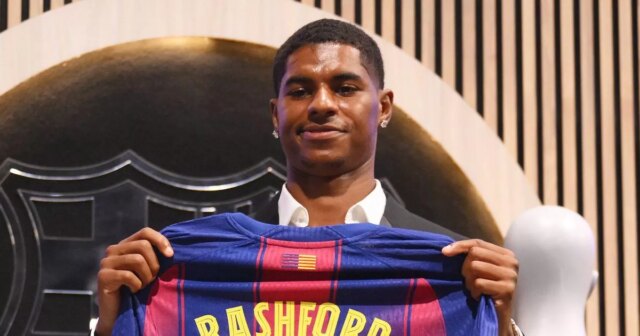 Marcus Rashford z FC Barcelona drží svoje tričko počas odhalenia novej posily Marcusa Rashforda po oznámení odchodu na hosťovanie z Manchestru United na celú sezónu.