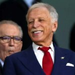 LONDÝN, ANGLICKO - 1. OKTÓBRA: Majiteľ Arsenalu Stan Kroenke (vpravo) reaguje s riaditeľom Arsenalu Joshom Kroenkem (C) a výkonným podpredsedom Arsenalu Timom Lewisom (vľavo) pred zápasom Ligy majstrov UEFA 2024/25 League Phase MD2 medzi Arsenal FC a Paris Saint-Germain 1. októbra na štadióne E.2. (Foto: Julian Finney/Getty Images)