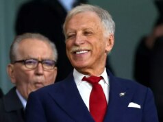 Obrovské čisté imanie majiteľa Arsenalu Stana Kroenkeho po jeho bohatstve vyskočilo o 11 miliárd libier LONDÝN, ANGLICKO - 1. OKTÓBRA: Majiteľ Arsenalu Stan Kroenke (vpravo) reaguje s riaditeľom Arsenalu Joshom Kroenkem (C) a výkonným podpredsedom Arsenalu Timom Lewisom (vľavo) pred zápasom Ligy majstrov UEFA 2024/25 League Phase MD2 medzi Arsenal FC a Paris Saint-Germain 1. októbra na štadióne E.2. (Foto: Julian Finney/Getty Images)