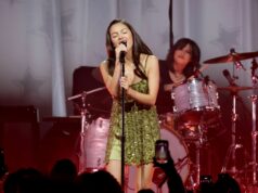 Obyvatelia siete reagujú, keď Olivia Rodrigo kritizuje Biely dom za použitie jej piesne na propagáciu ICE Olivia Rodrigo vystupujúca na festivale Lollapalooza 2025 (obrázok cez Getty)