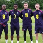 Eberechi Eze, Marc Guehi, Dean Henderson a Adam Wharton z Anglicka sa odfotili počas tréningu v Rockliffe Parku