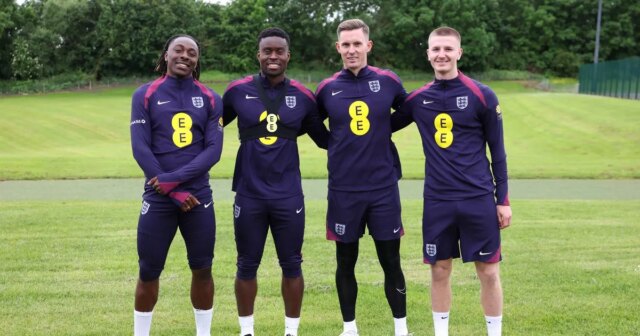 Eberechi Eze, Marc Guehi, Dean Henderson a Adam Wharton z Anglicka sa odfotili počas tréningu v Rockliffe Parku