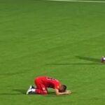 Jeden z futbalistov, ktorí sa pokazili po tom, čo sa dozvedeli, že ich manažér zomrel uprostred zápasu, prezradil, že sa hodiny pred infarktom „sťažoval na rybí obed“.