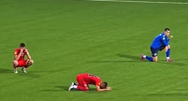 Odhalené: Futbalový manažér, ktorý zomrel uprostred zápasu a nechal hráčov Jeden z futbalistov, ktorí sa pokazili po tom, čo sa dozvedeli, že ich manažér zomrel uprostred zápasu, prezradil, že sa hodiny pred infarktom „sťažoval na rybí obed“.