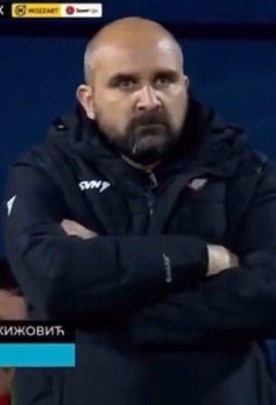 Odhalené: Nové zábery ukazujú, ako futbalový manažér šteká na svojich Žižovič bol pri hre svojej strany proti Mladosti