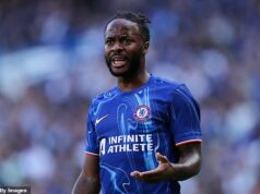 Odhalené: Raheem Sterling čelil maskovanému gangu vlámačov kuchynským nožom, aby ochránil svoje malé deti počas desivého vlámania, keď boli doma Raheem Sterling konfrontoval maskovaných zlodejov s nožom, aby ochránil svoje deti počas desivého vlámania, bolo odhalené