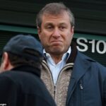 Len čistý zisk z predaja Chelsea za 2,35 miliardy libier Romanom Abramovičom by mohol ísť obetiam vojny na Ukrajine. Účty naznačujú, že pôžičky v celkovej výške 1,54 miliardy libier je potrebné najskôr splatiť spoločnostiam vlastneným Abramovičom