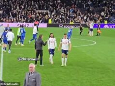 Odhalené: To, čo hviezda Tottenhamu Djed Spence NAOZAJ povedala manažérovi Thomasovi Frankovi, odhalil odborný čitateľ pier v zúrivom popľuvaní po porážke od Chelsea Djed Spence povedal Thomasovi Frankovi: „Nerobím to... choď preč“, keď odmietol podanie ruky