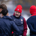 PHILADELPHIA, PA – 13. NOVEMBRA: Hlavný tréner Mauricio Pochettino z USA hovorí s hráčmi počas tréningu USMNT v WSFS Bank Sportsplex 13. novembra 2025 vo Philadelphii v Pensylvánii. (Foto: John Dorton/ISI Photos/USSF/Getty Images)