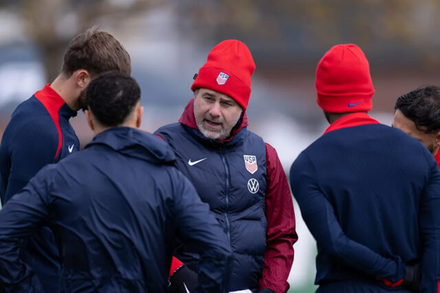 PHILADELPHIA, PA – 13. NOVEMBRA: Hlavný tréner Mauricio Pochettino z USA hovorí s hráčmi počas tréningu USMNT v WSFS Bank Sportsplex 13. novembra 2025 vo Philadelphii v Pensylvánii. (Foto: John Dorton/ISI Photos/USSF/Getty Images)