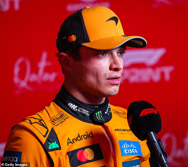 Odsudzujúci obraz, ktorý ešte viac podnecuje klebety, že McLaren je Prekliata vízia, ktorá koluje online, len posilnila pretrvávajúce klebety, že posádka McLarenu v boxoch zúfalo túži po Landovi Norrisovi (na obrázku), ktorý by sa stal ďalším majstrom sveta F1.