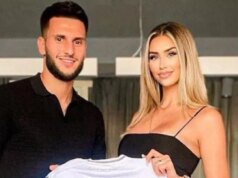 Ohromujúca mama futbalovej hviezdy zmätená pre jeho WAG na úžasných fotkách horúcej babičky Leon Dayaku