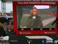 Ohromujúca vedľajšia reportérka ESPN Jess Sims šokuje fanúšikov, keď naživo na College GameDay vypustí komentár NSFW Jess Sims hlásil naživo zvnútra Veľkého domu, kde bolo extrémne chladno