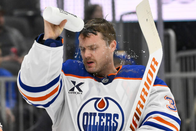 Oilers uvoľnili Calvina Pickarda pred ostrou kritikou za 0,800 SV % pri prehre 5:4 s Blue Jackets
