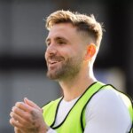 Luke Shaw sa rozcvičuje na zápas Manchestru United