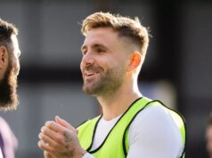 Okamžitá reakcia Luka Shawa na štipľavé chválospevy Garyho Nevilla zhŕňa hviezdu Man Utd Luke Shaw sa rozcvičuje na zápas Manchestru United