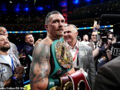 Oleksandr Usyk sa vzdal titulu WBO v ťažkej váhe a opasok odovzdal Fabio Wardley Oleksandr Usyk sa vzdal titulu WBO v ťažkej váhe a opasok odovzdal Fabio Wardley