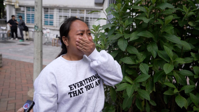 Opatrovateľka vysielala dramatický únik z požiaru bytu v Hong Kongu, Opatrovateľka vysielala dramatický únik z požiaru bytu v Hong Kongu, aby varovala ostatných | sociálne médiá