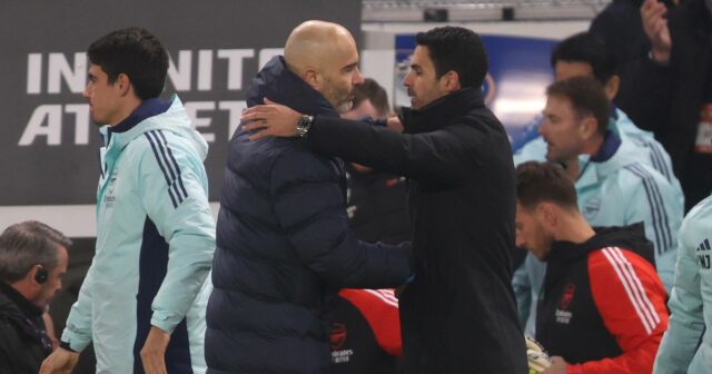 Osem hviezd by mohlo chýbať Chelsea vs Arsenal po aktualizáciách Mikel Arteta Manažér Arsenalu objíma Enza Maresca Manažéra Chelsea počas celého zápasu Premier League medzi Chelsea FC a Arsenal FC na Stamford Bridge 10. novembra 2024 v Londýne, Anglicko