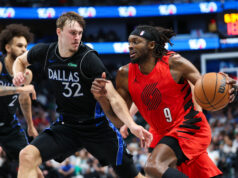 Otec Dylana Harpera vzniesol štipľavú obžalobu na OT Clash Against Trail Blazers pod vedením Coopera Flagga. logo pochodového šialenstva