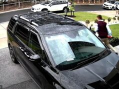 Otec vzdáva poctu tínedžerovi, ktorý bol zabitý pri kriketovej nehode – ale z toho, čo sa stalo potom, vám vrie krv Sklamaný otec vyzval na „rešpekt“ v komunite po tom, čo mu mimo domu na predmestí Geelong ukradli kriketovú pálku (na obrázku vpravo)