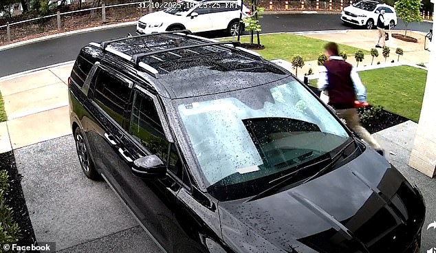 Otec vzdáva poctu tínedžerovi, ktorý bol zabitý pri kriketovej nehode Sklamaný otec vyzval na „rešpekt“ v komunite po tom, čo mu mimo domu na predmestí Geelong ukradli kriketovú pálku (na obrázku vpravo)