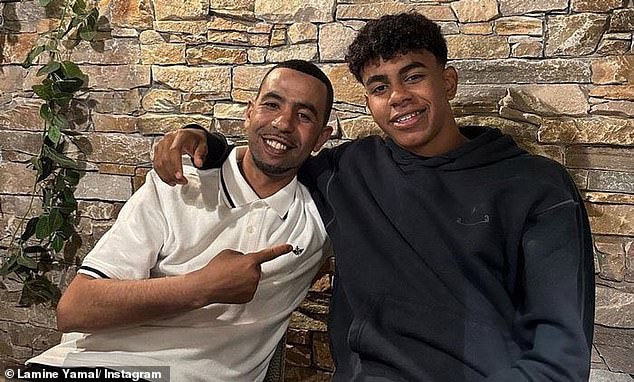 Otec zázračného dieťaťa Lamine Yamal z Barcelony, 35, nájde lásku Otec Lamine Yamal Mounir Nasraoui naznačil, že je zasnúbený so svojou 23-ročnou priateľkou.