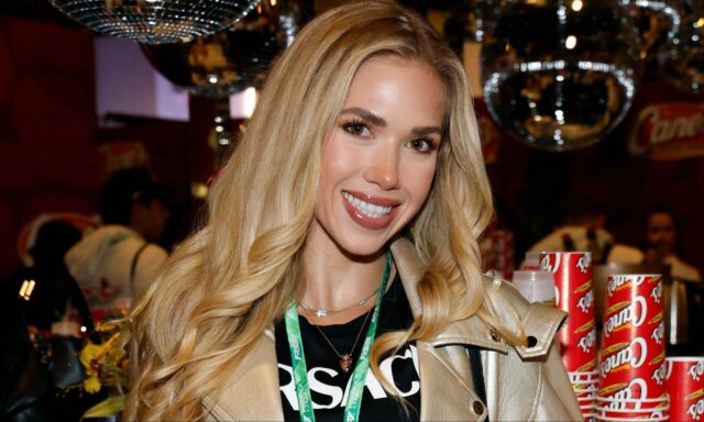 (PICS) Gracie Hunt žiari v trblietavom striebornom oblečení na F1 logo pochodového šialenstva