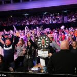 Paddy Power spustil novú iniciatívu, ktorá jednému fanúšikovi šípok ponúka možnosť vyhrať 180 000 libier naživo na pódiu v Alexandra Palace za predpokladu, že dokáže získať 180 bodov s deviatimi šípkami.