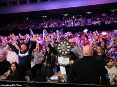 Paddy Power ponúka fanúšikom šípok šancu vyhrať 180 000 libier na pódiu Ally Pally s novou výzvou s deviatimi šípkami Paddy Power spustil novú iniciatívu, ktorá jednému fanúšikovi šípok ponúka možnosť vyhrať 180 000 libier naživo na pódiu v Alexandra Palace za predpokladu, že dokáže získať 180 bodov s deviatimi šípkami.