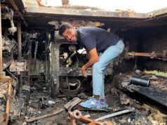 Palestínčania používajú opustené izraelské vozidlo na zásobovanie vodou v Gaze | Gaza Palestínčania používajú opustené izraelské vozidlo na zásobovanie vodou v Gaze | Gaza