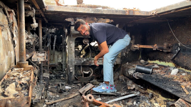 Palestínčania používajú opustené izraelské vozidlo na zásobovanie vodou v Gaze Palestínčania používajú opustené izraelské vozidlo na zásobovanie vodou v Gaze | Gaza