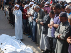 Palestínčania smútia za zabitými blízkymi, keďže Izrael porušuje krehké prímerie | Gaza Palestínčania smútia za zabitými blízkymi, keďže Izrael porušuje krehké prímerie | Gaza