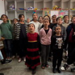 Palestínske deti zo zboru Nuseirat v Gaze predvádzajú virálnu pieseň „drone“ | Gaza