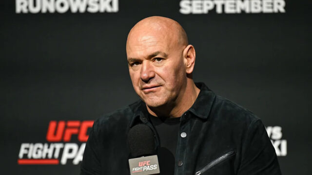 Paranoja UFC, ktorá upravuje boj, je ultimátnou nočnou morou vo LAS VEGAS, NEVADA - 1. NOVEMBER: (RL) Yadier del Valle z Kuby zabezpečil zadnú tlmivku proti Isaacovi Dulgarianovi v zápase perovej váhy počas podujatia UFC Fight Night na UFC APEX 1. novembra 2025 v Las Vegas, Nevada. (Foto Chris Unger/Zuffa LLC)