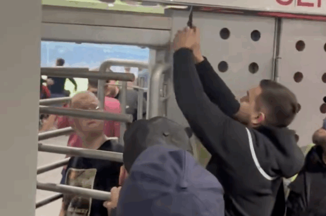 Párty 🇮🇪 na letisku, pripútaný fanúšik, Guatemala v slzách: 4 Download app from appStore