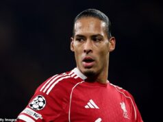 Päť hviezdičiek míľ od top formy, 450 miliónov libier noví chlapci, ktorí zlyhali v teste charakteru a taktika plná trhlín… dokáže Arne Slot prežiť? Naši Liverpoolski experti rozoberajú krízu, ktorá zachvátila klub Defenzívna stabilita Liverpoolu ustúpila krehkosti; v tejto sezóne inkasovali 33