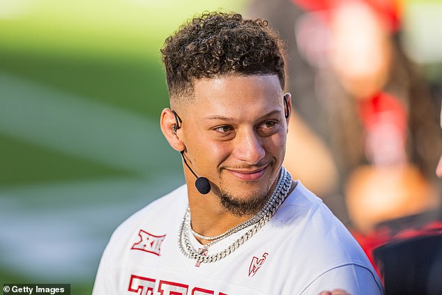 Patrick Mahomes dáva Taylor Swift chladné rameno, keď prezrádza, akú Patrick Mahomes prezradil, že v aute nemá konkrétneho obľúbeného interpreta alebo pesničku