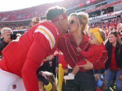 Patrick Mahomes pobozká manželku Brittany Mahomes trikrát pred zápasom Chiefs vs. Cowboys na Deň vďakyvzdania logo pochodového šialenstva