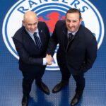 Patrick Stewart víta Kevina Thelwella v Ibroxe už v apríli. Obaja muži už klub opustili