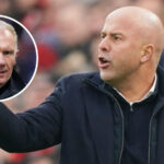 Paul Scholes hovorí „beztriednemu“ Arnemu Slotovi, keď začali problémy s Reds