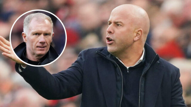 Paul Scholes hovorí „beztriednemu“ Arnemu Slotovi, keď začali problémy s Reds
