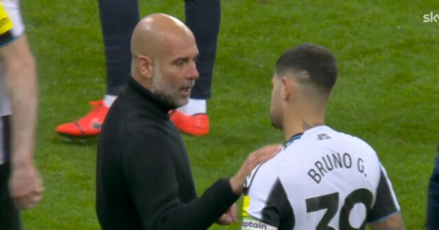 Pep Guardiola hovorí s Brunom Guimaraesom