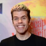 Perez Hilton zareaguje po tom, čo bol po úteku po úteku po prerezaní členka, zajatý bodný muž Slender Man
