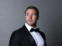 Pevná hviezda Trent Merrin vracia úder po tom, čo polícia vykonala raziu v jeho dome a zatkla ho za údajnú krádež 140 000 dolárov od svojho vlastného spoluhráča Právnik zastupujúci bývalú hviezdu NSW a Kangaroos Trenta Merrina (na obrázku) po tom, čo bol obvinený z údajnej krádeže bohatstva v bitcoinoch od bývalého spoluhráča.